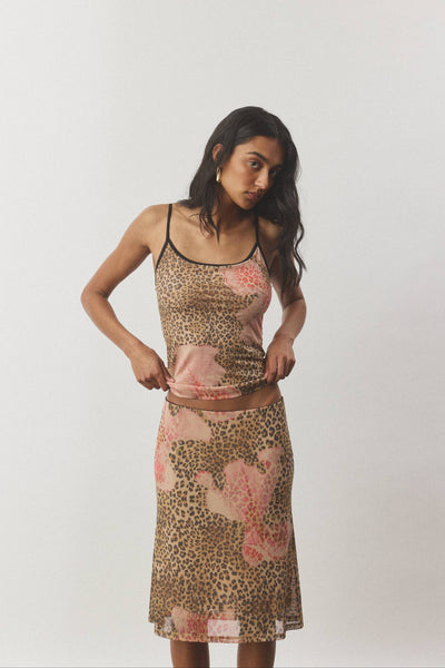 A clear rear-facing studio shot documenting the back length, even hem structure, and full-coverage inner mesh lining distribution.