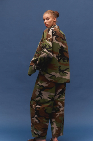 Model wearing the oversized Camuffare Cin Shirt, showcasing the loose silhouette and 68cm length designed for easy layering.