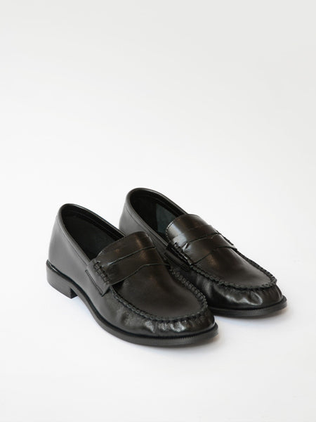 Studio product shot showing a pair of Senso Cooper III ebony calf leather loafers angled to display the moccasin stitching and rounded toe design.