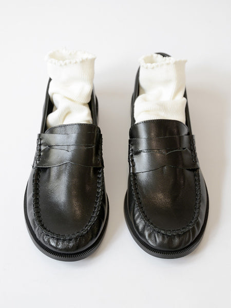 Front-facing studio shot of Senso Cooper III ebony calf leather loafers styled with scrunched white ribbed socks inside.