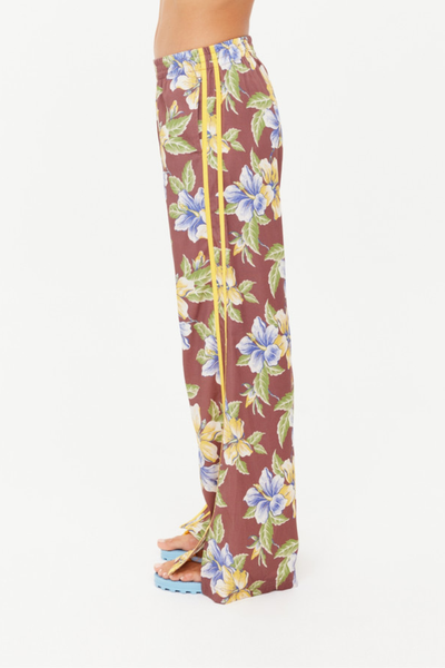 A side profile view focusing on the vertical yellow contrast binding and the functional split hem detail at the ankle.