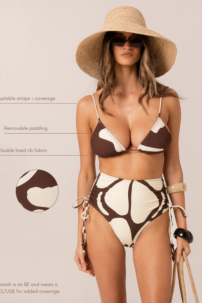 Detail shot featuring a model wearing the Ibisco String Triangle Top with high-waisted bottoms, showcasing a straw hat, sunglasses, double-lined rib fabric, and adjustable straps.