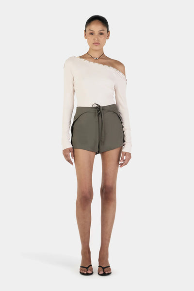 A detailed close-up shot focusing on the neckline architecture, illustrating the functional button-up hardware along the shoulder seams and the top's alternative off-shoulder styling option.