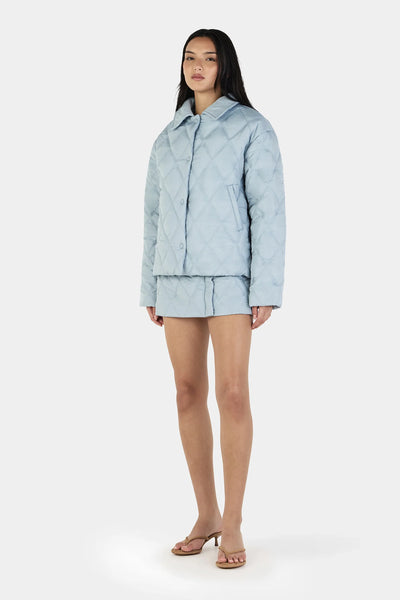 A three-quarter side angle view on a model, demonstrating the structural volume of the lightweight puffer fabric and the comfortable width of the drop-shoulder sleeves.