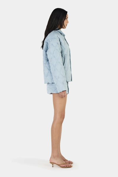 A rear-angle studio shot focusing on the upper back and collar, illustrating the uniform puff distribution and premium finish of the 100% polyester outerwear lining.