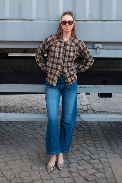 Studio model wearing the Percy jeans, showcasing the structured barrel leg and the relaxed, slightly cropped fit on an 180cm frame.