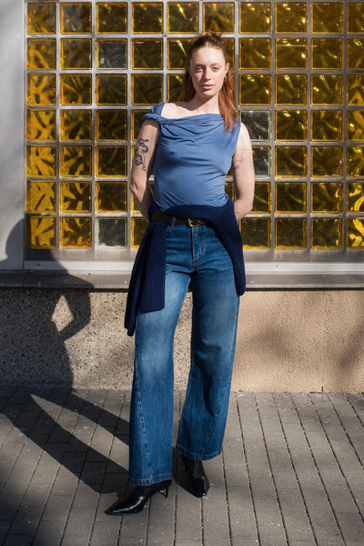 Studio model wearing the Percy jeans, showcasing the structured barrel leg and the relaxed, slightly cropped fit on an 180cm frame.