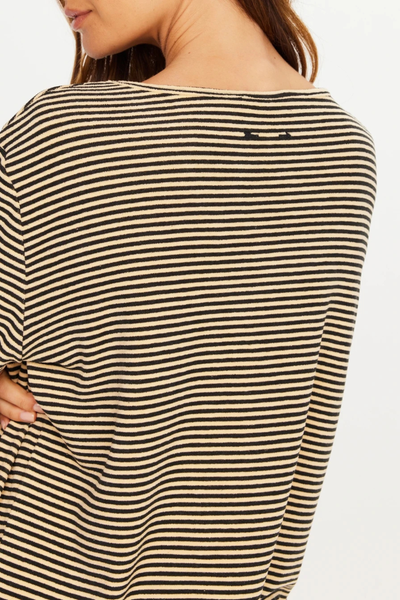 Close-up rear neckline view featuring the black embroidered arrow logo.