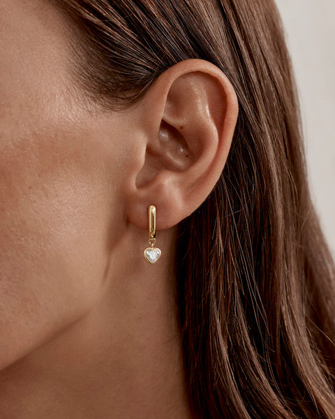 18k gold vermeil U-shaped hoops featuring heart-cut cubic zirconia in a bezel setting. 